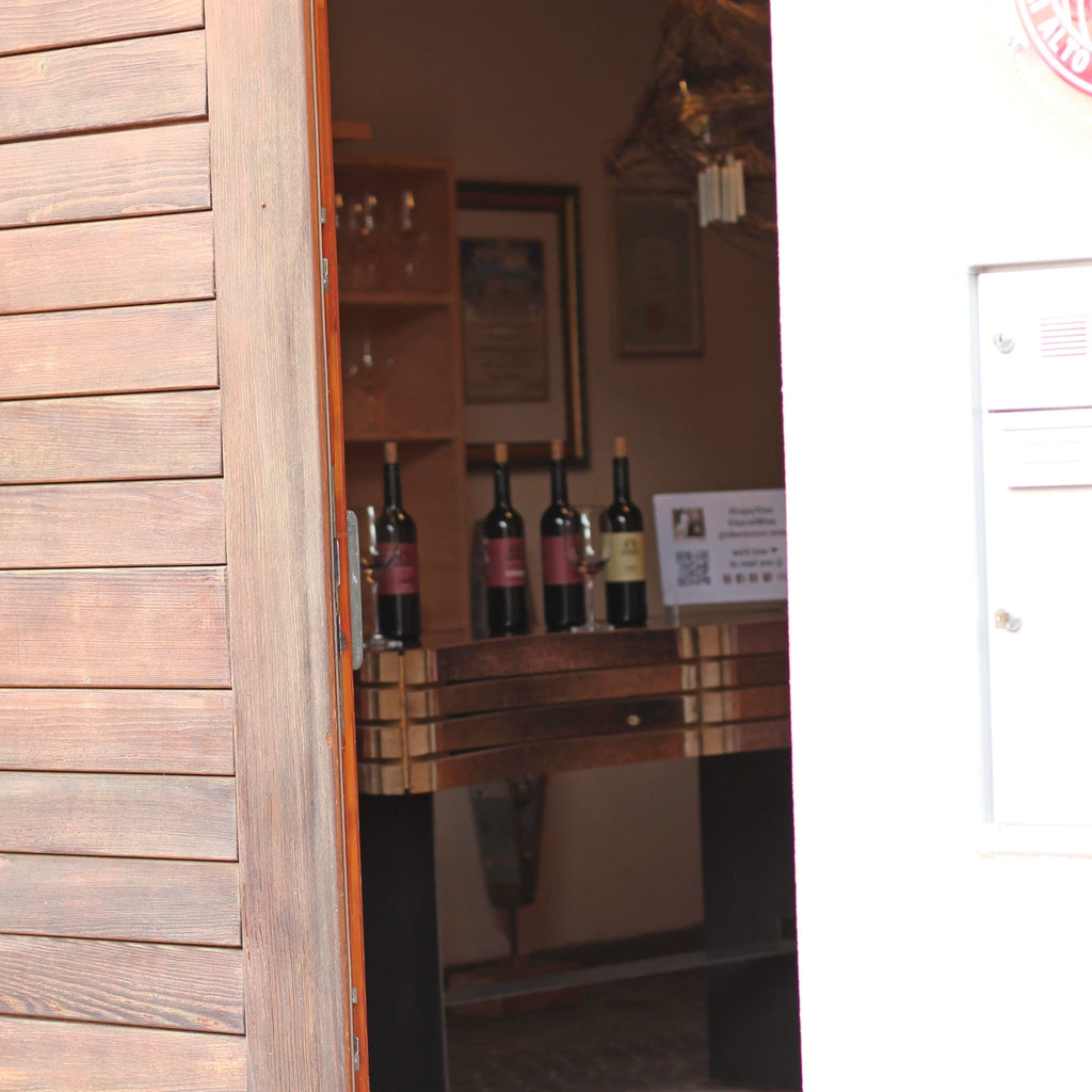 Weinprobe im Verkostungsraum, Hauseingang