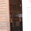 Weinprobe im Verkostungsraum, Hauseingang