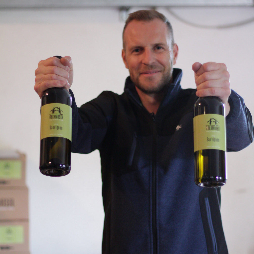 Thomas beim Abfüllen von Sauvignon 