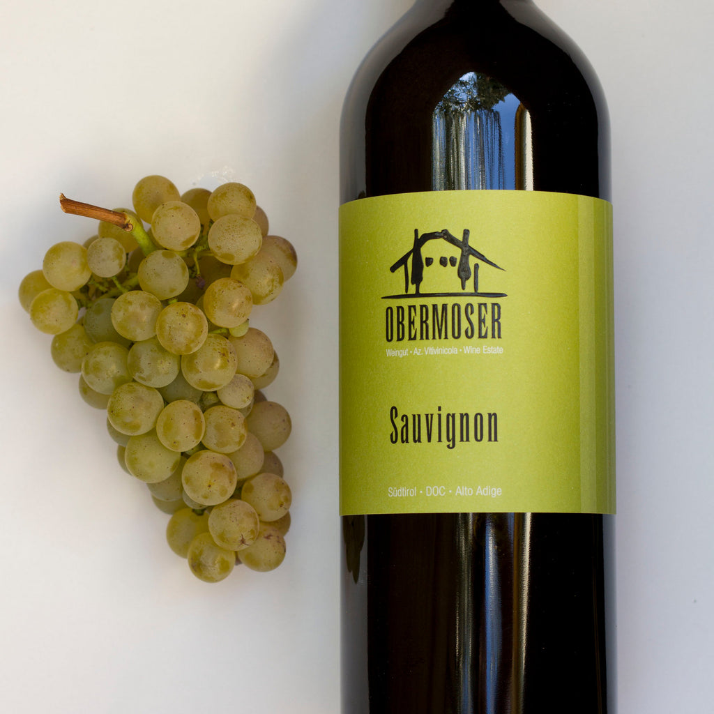 Sauvignon Flasche und Traube 
